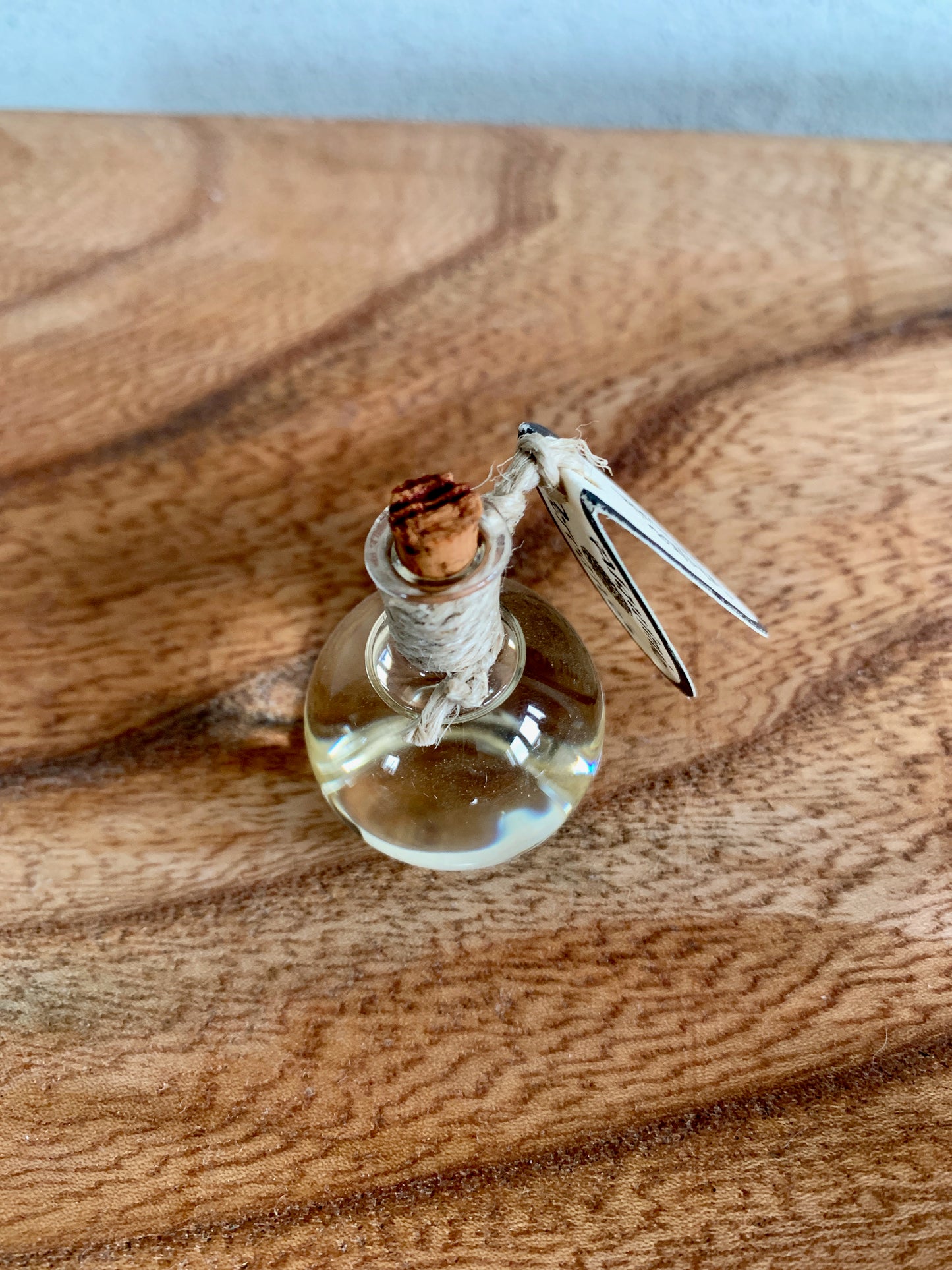 Huile de parfum pure dans un flacon boule en verre fait main 14 ml