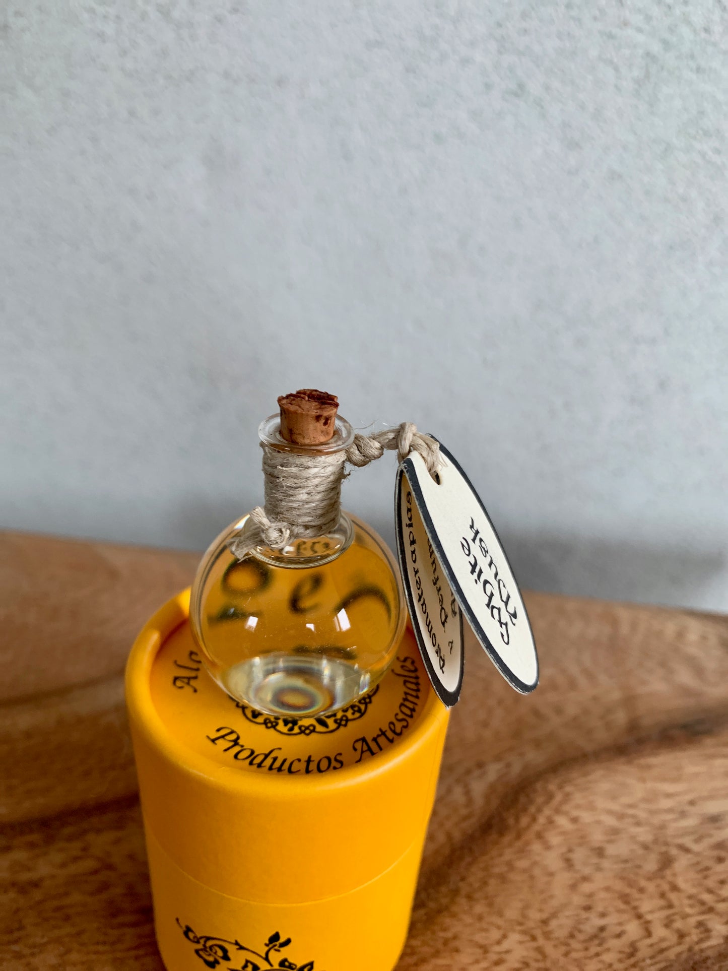 Huile de parfum pure dans un flacon boule en verre fait main 14 ml