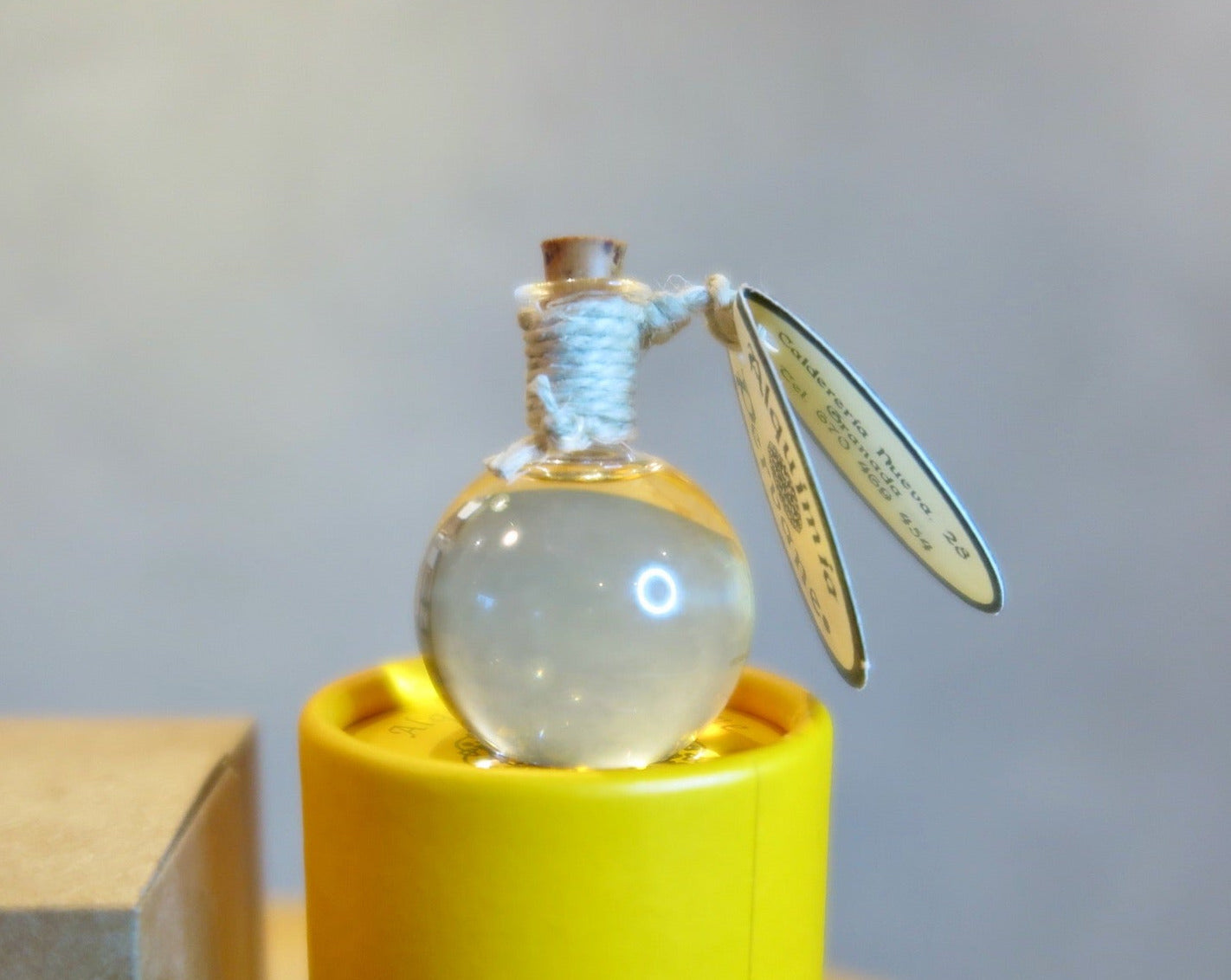 Huile de parfum pure dans un flacon boule en verre fait main 14 ml